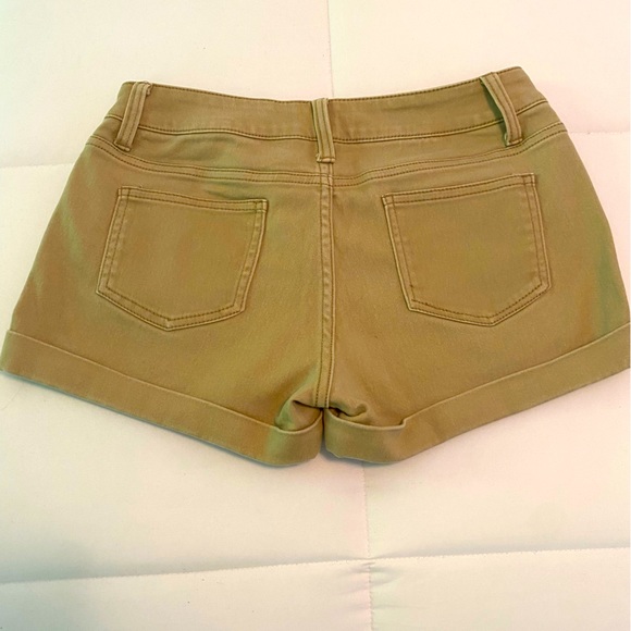 No boundaries khaki denim shorts. Size 11 Juniors. Pockets, button & zip front - Picture 5 of 5